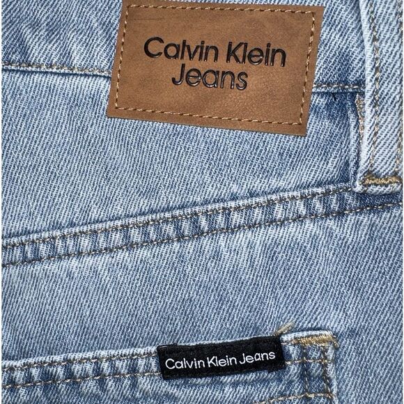 CALVIN KLEIN WOMEN SHORTS IN SUPER HIGH RISE SITS SLIGHTLY ABOVE NATURAL WAIST - Picture 9 of 10